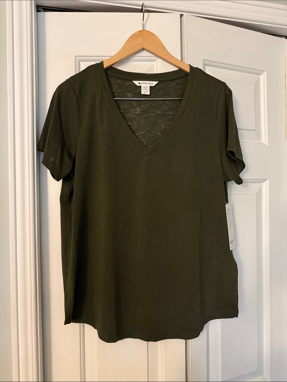 NWT Athleta Olive V-Neck Short Sleeve Tee (Ptp 21”)